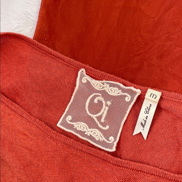 Qi Rust Red Women’s Sleeveless Layered Tank Top.  Size Medium. - Picture 3 of 5